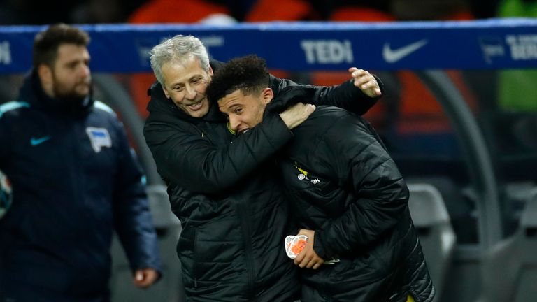 Lucien Favre fiel Jadon Sancho nach dem Abpfiff in Berlin um den Hals.