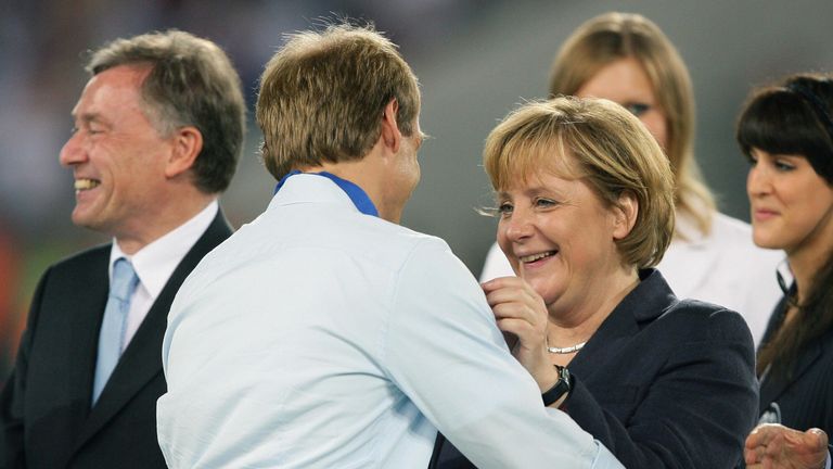 Das DFB-Team scheidet im Halbfinale gegen Italien aus und belegt am Ende den dritten Platz. Das 3:2 gegen Portugal am 11. Juli 2006 ist Klinsmann letztes Spiel als Bundestrainer. Er wird noch Trainer des Jahres.