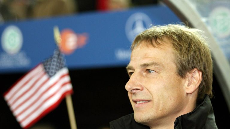 Klinsmann zieht in die USA. Nach einer fünfjährigen Pause schnürt er 2003/04 noch einmal die Fußballschuhe. Für die Orange County Blue Star erzielt er in acht Spielen fünf Tore.