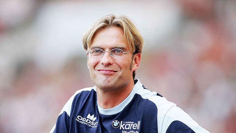 Jürgen Klopp: Vom Spieler zum Interimstrainer zum dauerhaften Chef – in nur einer Saison! 2001 wurde Klopp Nachfolger von Eckhard Krautzun und führte die Mainzer zum sicheren Klassenerhalt. Und das war nur der Beginn seiner märchenhaften Karriere.