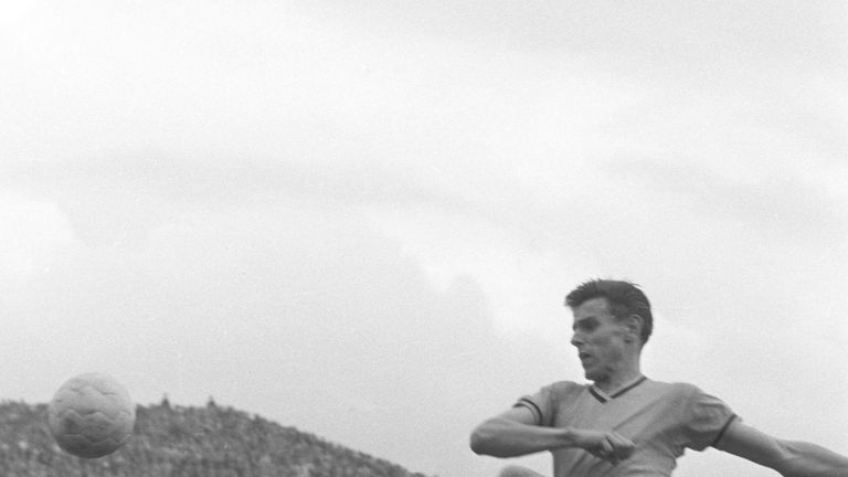 Langjähriger Sperrenrekord: Friedhelm Konietzka stößt und tritt den Schiedsrichter 1966. Das reicht dem Rüpel aber noch nicht, anschließend schlägt er ihm auch noch die Pfeife aus dem Mund. Die Folge: Eine sechsmonatige Sperre.