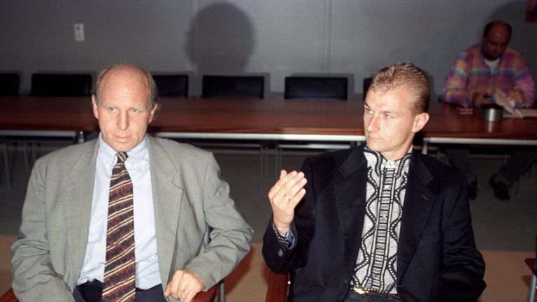 Axel Kruse verliert im Pokal 1993 die Nerven: Nach einem ausbleibenden Elfmeterpfiff  beschimpft er den Schiedsrichter Hans-Joachim Osmers und schubst ihn zu Boden – was Kruse zehn Wochen Pause und einen Gang vors Sportgericht einbringt. 