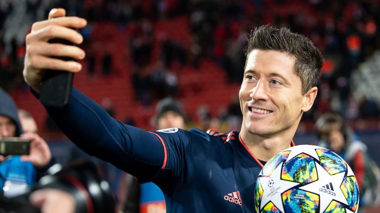 Voll im Fokus! Robert Lewandowski nach seinem Viererpack binnen 14 Minuten gegen Piräus.