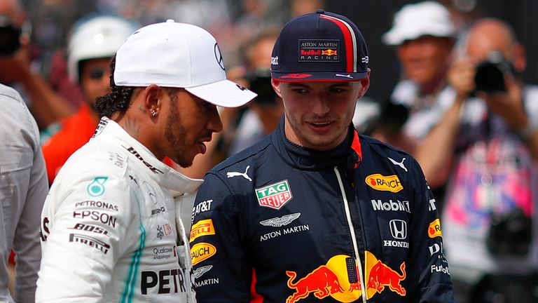 Lewis Hamilton (l.) und Max Verstappen sehen positive Aspekte durch die Regeländerungen.