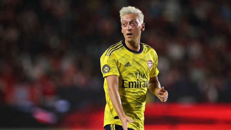 ''Blond-Trend-Welle'' 2017 hin oder her...Mesut Özils Frisur erstrahlte im Sommer 2019 in platinblond. 