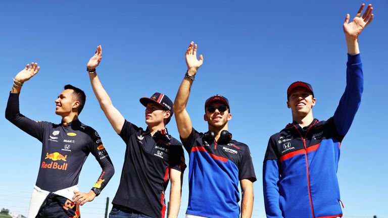 Das Team von Red Bull Racing (v.l. Albon, Verstappen) und Toro Rosso (Gasly, Kwjat) für 2020