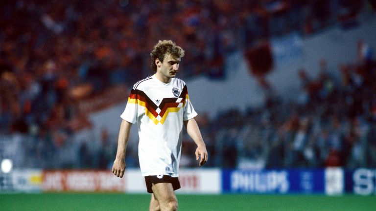 Im Jahr 1988 kam das DFB-Team bei der Heim-EM bis ins Halbfinale. Rudi Völler und Co. zeigten mit ihrem Trikot erstmals Flagge.