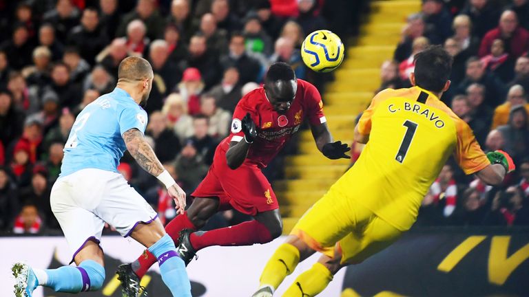 Liverpools Sadio Mane (M.) erzielt das 3:0 gegen Manchester City.