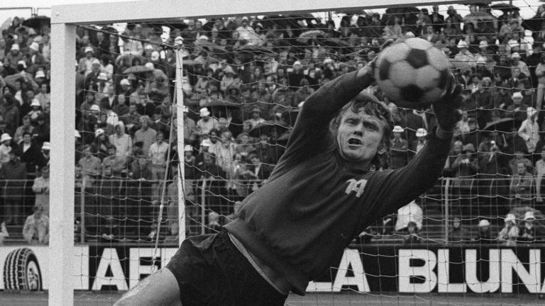 Platz 1: Sepp Maier - 633 Einsätze. Stand wie Kahn auch im Tor. Sichert sich mit einem Pflichtspiel mehr als der 'Titan' Platz eins im Ranking. Jedoch blickt Maier auch auf insgesamt 18 Profi-Jahre beim FCB zurück und hatte damit vier mehr als Kahn.