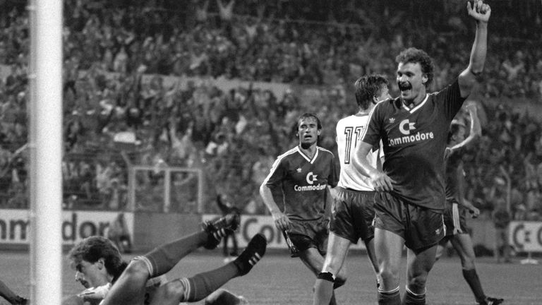 Faust auf Faust: HSV-Torwart Uli Stein verpasst 1987 Bayern-Angreifer Uwe Wegmann nach einem Zweikampf einen Faustschlag ins Gesicht. Im Boxen würde der Schiedsrichter anerkennend nicken, hier hagelte es Rot und eine Sperre von zehn Wochen.