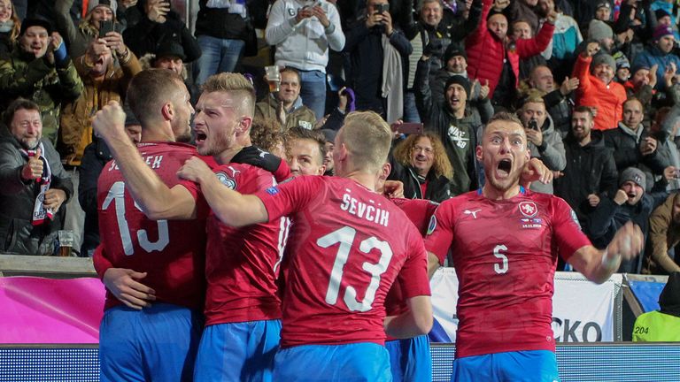 Dahinter schafft Tschechien als Gruppenzweiter die EM-Qualifikation. Ein Sieg gegen Kosovo beseitigte letzte Zweifel.