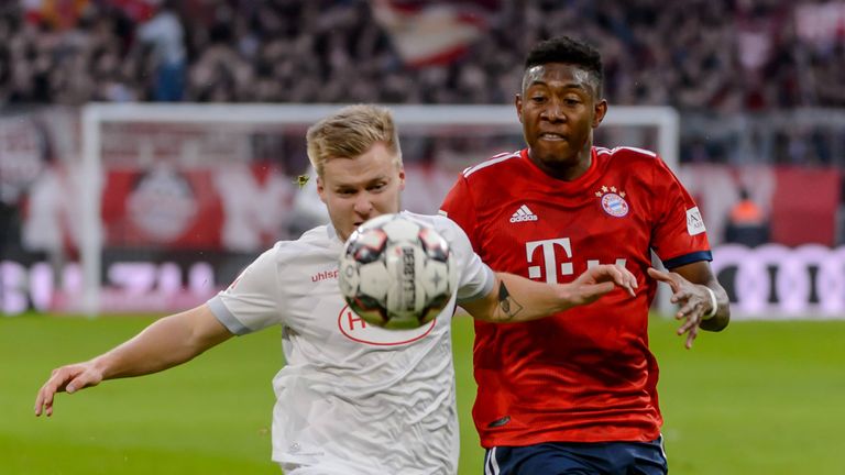 Jean Zimmer (l.) will mit Fortuna Düsseldorf dem FC Bayern um David Alaba (r.) wieder ein Bein stellen.