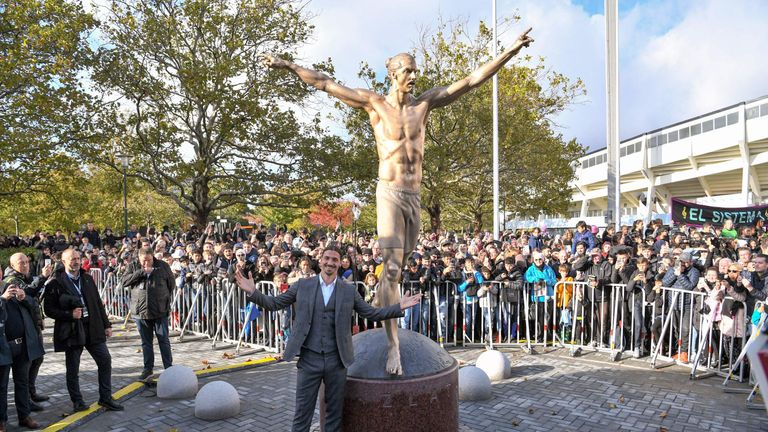 "Zlatan gibt allen Jugendlichen der Schulen in Malmö frei, um an der Zeremonie teilzunehmen" - Via Twitter erhebt sich der Stürmer über die Schulpflicht, damit Kinder bei der Enthüllung seiner Statue dabei sein können.