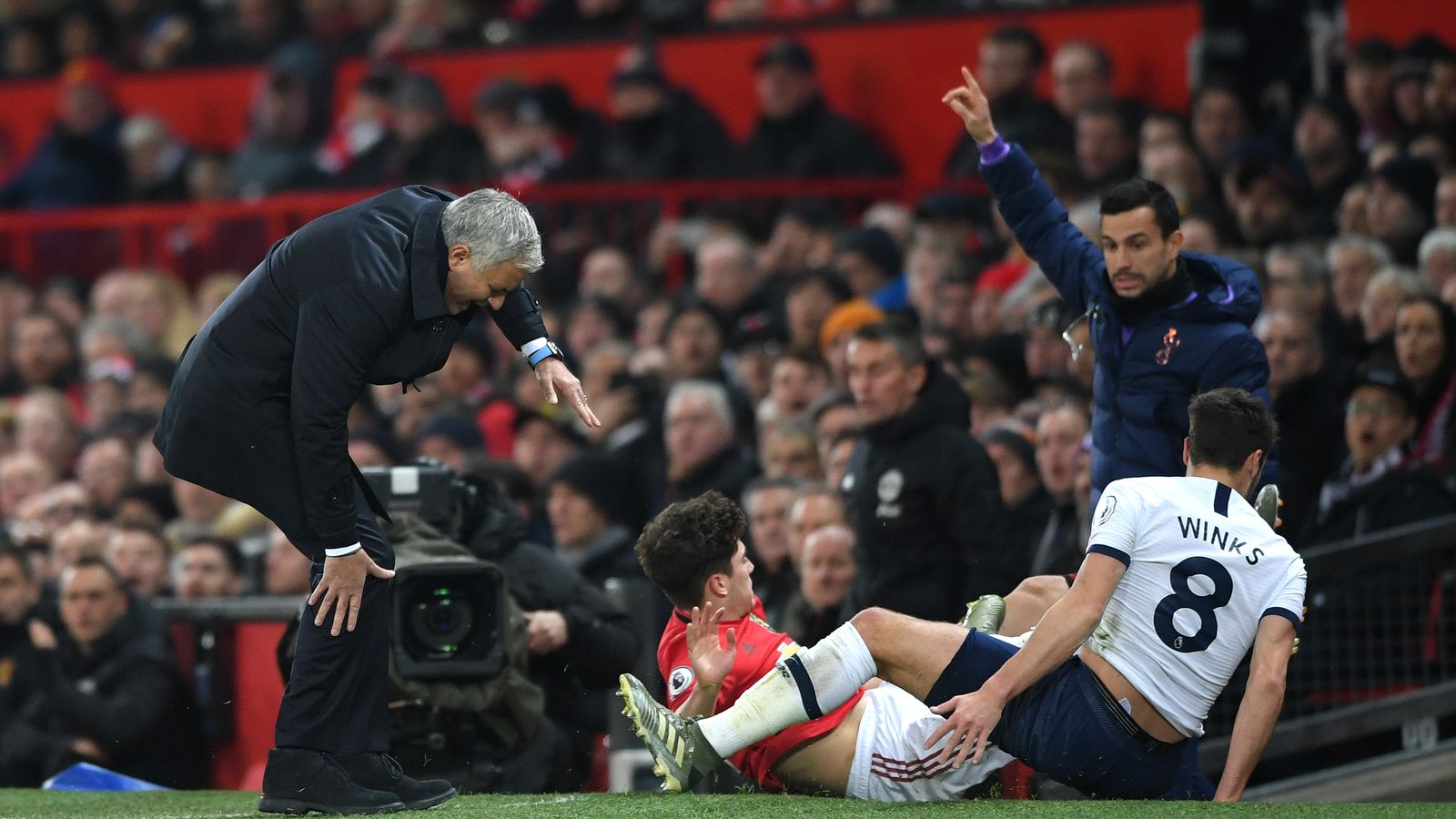 Tottenham-Trainer Mourinho wird am Bein getroffen ...