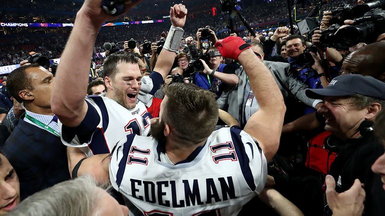 Super Bowl (4.2.): Das Finale im American Football ist ein Riesen-Spektakel - mit Sicherheit auch in diesem Jahr. 2019 haben sich die New England Patriots um die Superstars Tom Brady und Julian Edelman gegen die LA Rams zum NFL-Champion gekrönt.