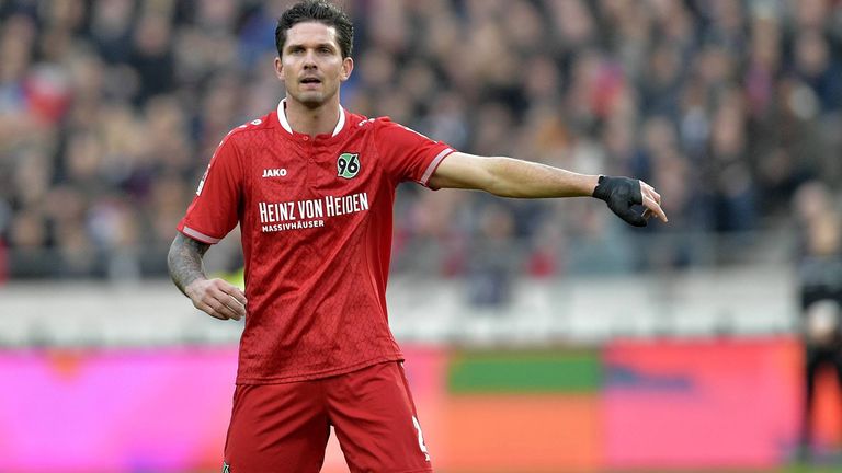 Leon Andreasen (Hannover 96) verletzt sich beim Öffnen eines Pakets schwer mit einem Messer an der Hand und muss operiert werden. Der Däne verpasst die EM-Play-offs gegen Schweden.