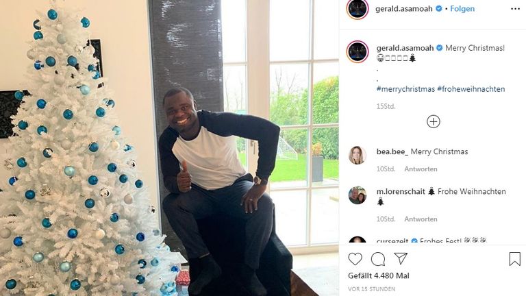 Gerald Asamoah feiert Weihnachten mit einem weiß-blauen Baum - so wie es sich für einen Schalker gehört (Quelle: instagram.com/gerald.asamoah)