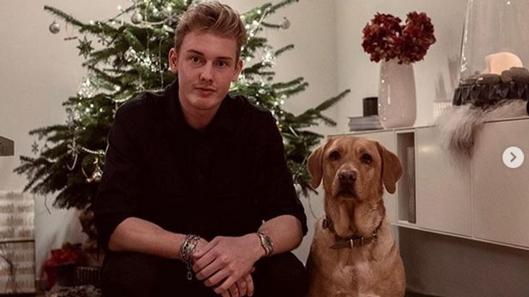 BVB-Star Julian Brandt posiert mit Hund vor dem Weihnachtsbaum. (Quelle: instagram.com/julianbrandt)