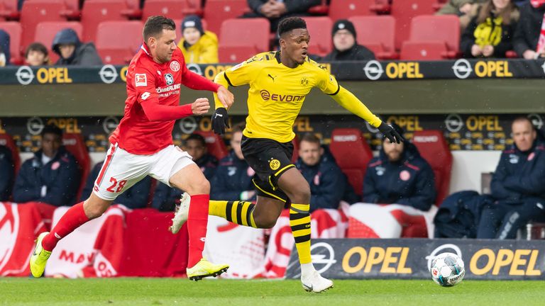 Zagadou leitet per Konter die zweite Bude des BVB ein. 