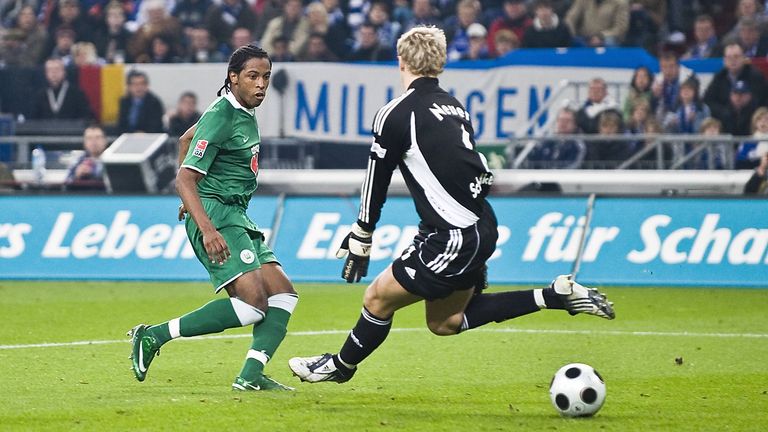 Platz 3: Caiuby für VfL Wolfsburg gegen Schalke 04 nach 89 Sekunden (05.10.2008)
