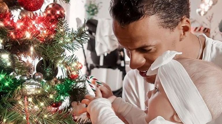 Frankfurts Timothy Chandler bekommt Hilfe beim Schmücken. (Quelle: instagram.com/chandler__22)