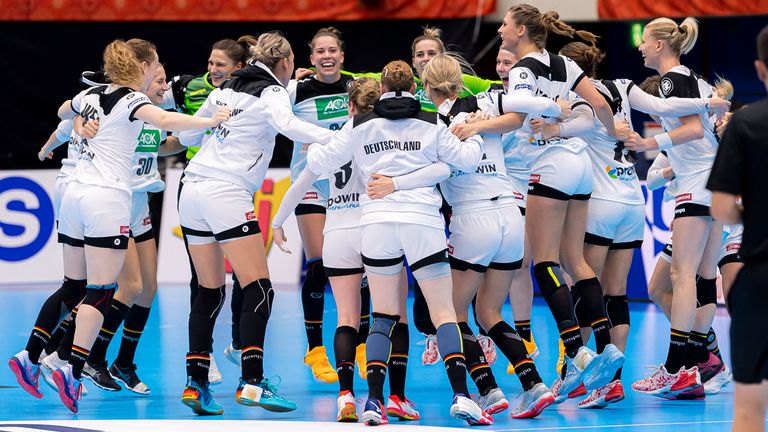 Ausgelassener Freudentanz nach dem Sieg gegen Dänemark: Die DHB-Frauen bejubeln den vorzeitigen Einzug in die Hauptrunde.