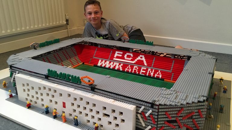 Auch die WWK-Arena vom FC Augsburg waren für den Stadion-Fan aus England kein Problem: Dies ist bereits das siebte Stadion, dass Joe aus Lego erbaute. Bildrechte @Joe Bryant.