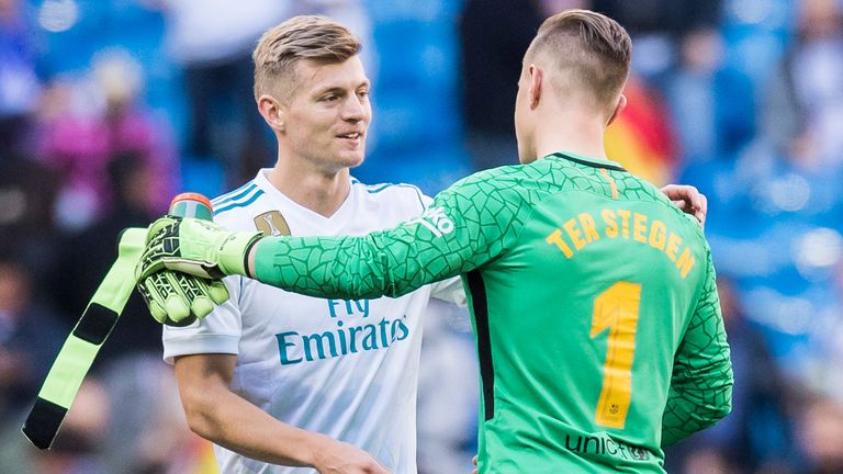 Marc-Andre ter Stegen (r.) und Toni Kroos könnten am Mittwoch vor dem Clasico bereits im Hotel aufeinander treffen.