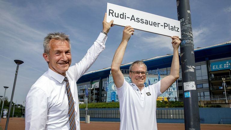 Neue Adresse für die Veltins-Arena: Schalke 04 spielt künftig am Rudi-Assauer-Platz. (Foto: twitter.com/s04)