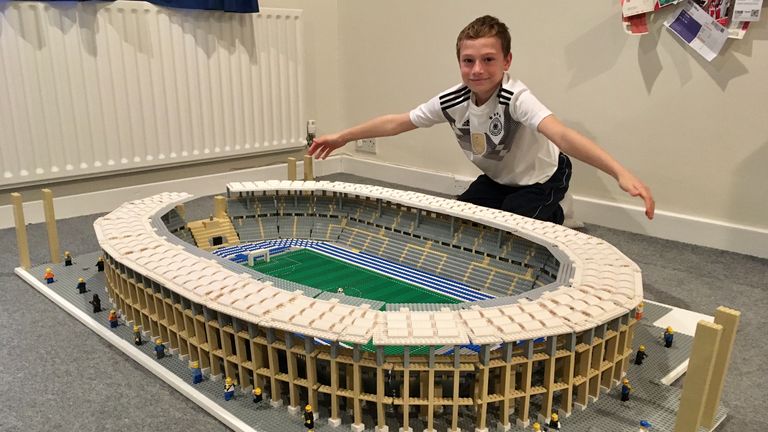 Hier präsentiert Joe sein erbautes Berliner Olympiastadion ganz aus Lego.
Bildrecht @Joe Bryant.