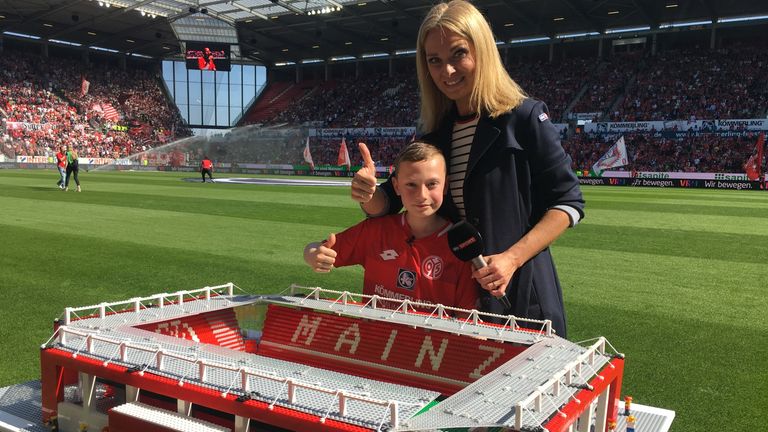 Sky Reporterin Britta Hoffmann empfängt Joe Bryant im Mainzer Stadion - dort hatte der Junge sein Lego-Kunstwerk aufgebaut. Bildrechte @Joe Bryant.