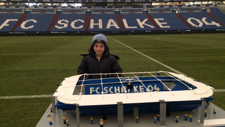 Auch die Veltins-Arena aus Gelsenkirchen war ein Muss für den 11-Jährigen. Er zeigt sein Kunstwerk aus Lego direkt im Stadion von Schalke 04. Bildrechte @Joe Bryant.