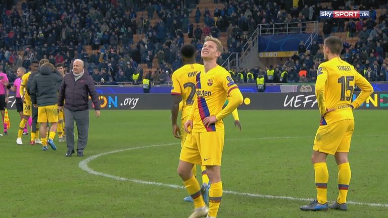 Frenkie de Jong blickt enttäuscht auf die Anzeigetafel.