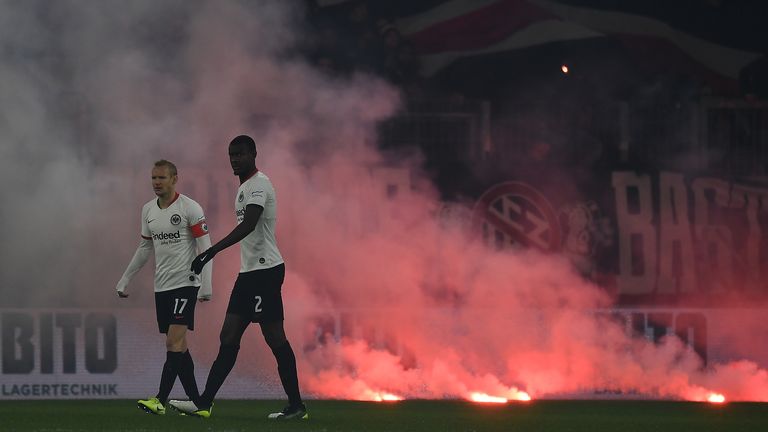 Unschöne Szenen in Mainz: Sebastian Rode wollte mit den Eintracht-Fans reden und wurde promt von einigen Anhängern beschimpft.

Fans von Eintracht Frankfurt werfen Pryo auf den Rasen - der Anpfiff verzögerte sich um zehn Minuten