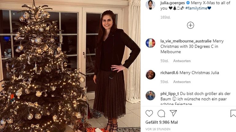 Bei Tennisspielerin Julia Görges passt der Weihnachtsbaum zur Gardinenstange. (Quelle: @juliagoerges)