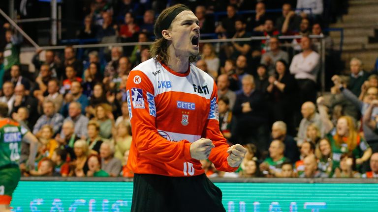 Platz 2: Der Magdeburger Keeper sichert sich mit seinen Leistungen im Jahr 2019 Rang zwei. Mit 308 Paraden liegt er deutlich hinter dem Spitzenreiter. Am Strafpunkt gewann er 23 Mal das Duell Keeper vs. Schütze.