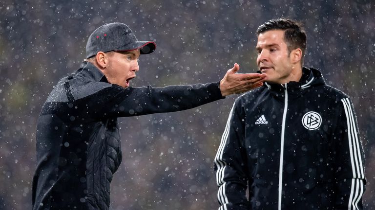 "Ich habe noch 500 Euro offen, weil ich meine Jacke oft auf dem Platz liegen lasse. Wenn ich das auch noch bezahlen muss, brauche ich einen Zweitjob" (RB-Trainer Julian Nagelsmann über die interne Geldstrafe für seine Gelbe Karten wegen Meckerns)