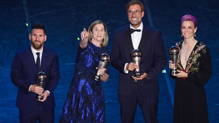 Ein weiterer Meilenstein folgt am 23. September. Klopp wird erstmals zum FIFA-Trainer des Jahres gekürt. Beim obligatorischen Foto strahlt der 52-Jährige mit Weltfußballer Lionel Messi (l.) und dem weiblichen Pendant Megan Rapinoe (r.) um die Wette. 