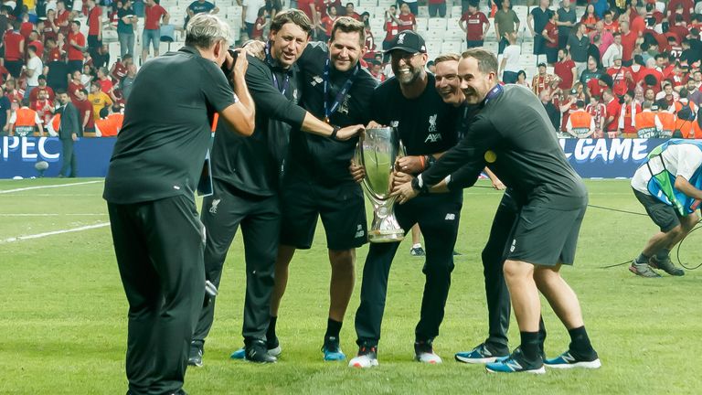 Ein weiteres Bild fürs Familienalbum. Klopp gewinnt mit Liverpool den europäischen Supercup gegen den FC Chelsea. Am Ende siegen die Reds in Istanbul mit 5:4 nach Elfmeterschießen. 