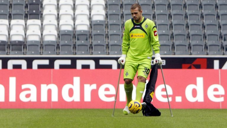 Logan Bailly (Borussia Mönchengladbach) lässt sich eine mobile Klimaanlage auf den Fuß fallen.