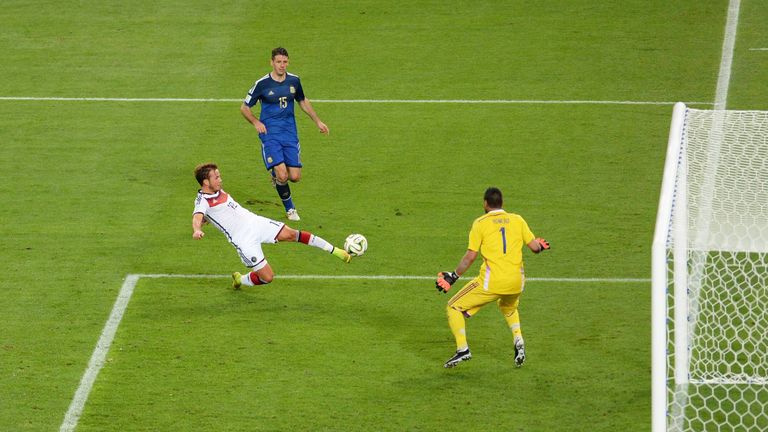 Ein Schuss für die Ewigkeit! Mario Götze schießt Deutschland bei der WM 2014 in Brasilien zum vierten Titel.