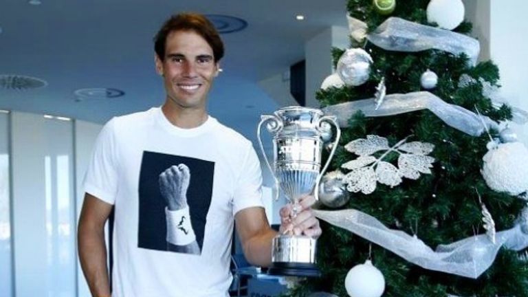 Rafael Nadal posiert mit Pokal vor dem Weihnachtsbaum. (Quelle: instagram.com/rafaelnadal)