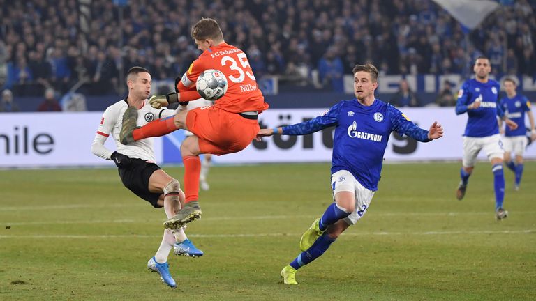 Alexander Nübel sieht für dieses brutale Einsteigen die Rote Karte.