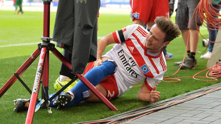 Nicolai Müller (Hamburger SV) feiert seinen 1:0-Siegtreffer beim Saison-Auftakt gegen Augsburg frenetisch an der Eckfahne, verdreht sich dabei das Knie und bleibt verletzt liegen. Krankenhaus, ihm droht eine längere Pause.