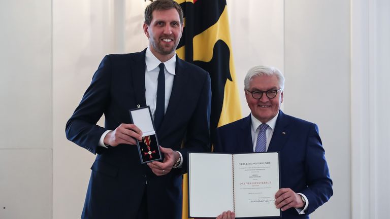 Dirk Nowitzki (l.) wird von Bundespräsident Frank-Walter Steinmeier für sein soziales Engagement ausgezeichnet.