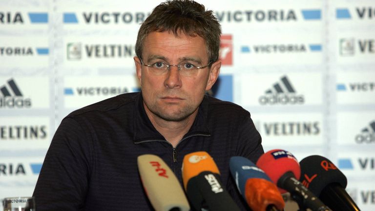 Zwischen Schalke-Manager Rudi Assauer und Ralf Rangnick passte es von Anfang nicht. Rangnick erklärte 2005 deshalb seinen Rücktritt zum Saisonende und lief vor dem nächsten Spiel gegen Mainz eine Ehrenrunde. Assauer fühlte sich provoziert und entließ Rangnick zwei Tage später.