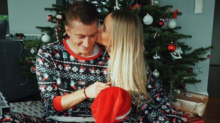 Marco Reus und Frau Scarlett nach der Hochzeit im Partnerlook. (Quelle: instagram.com/scarlettgartmann)