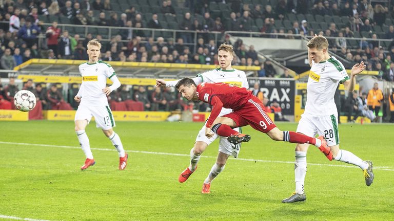 Top-Torjäger Robert Lewandowski gastiert mit den Bayern bei Spitzenreiter Borussia Mönchengladbach.