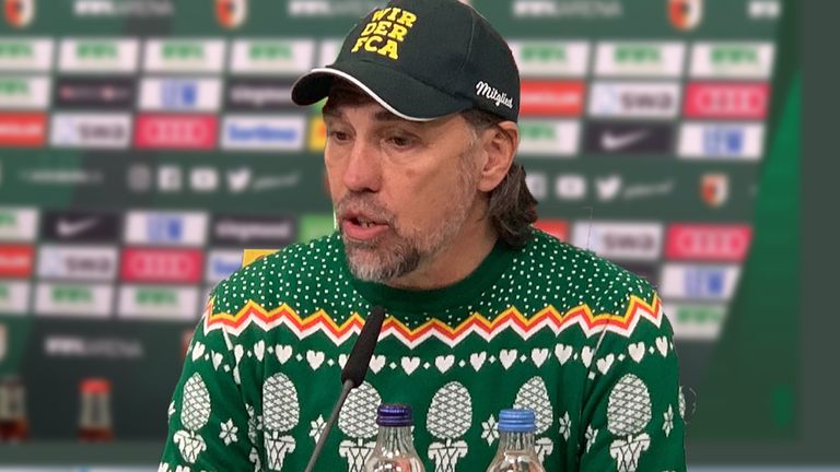 Augsburgs Trainer Martin Schmidt präsentierte seinen grünen Weihnachtspulli nach dem Sieg gegen den FSV Mainz 05 auf der Pressekonferenz. Die vielen kleinen Herzchen darf jeder selbst zählen.
