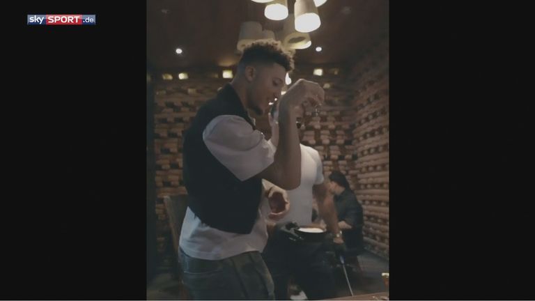 Dortmunds Jadon Sancho gönnt sich ein Goldsteak in Dubai (Quelle: instagram.com/sanchooo10). 